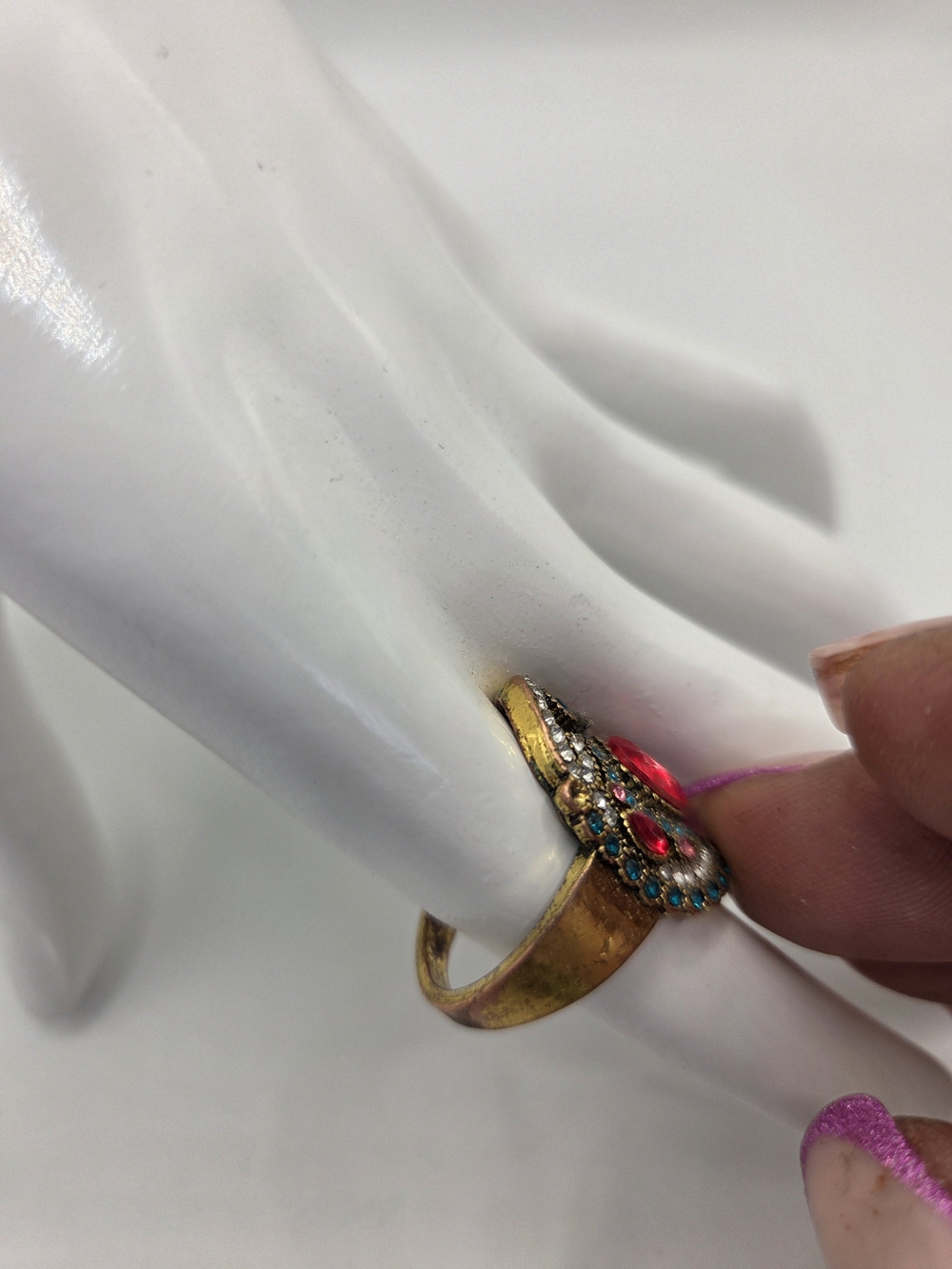 Betsey Johnson Gold Tone Red Siam Crystal Antique Victorian Ring Size 8 - Picture 3 of 6